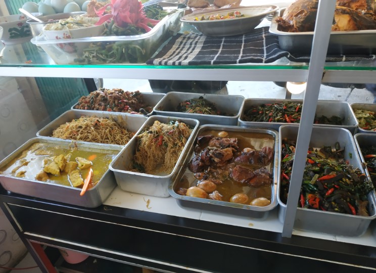 Warung Makan Bu Aach: Santapan Harian yang Menggugah Selera di Tegalkamulyan